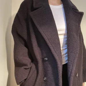 Ullkappa HM - Supersnygg ullskappa från hm perfekt till vinter/vår. Sparsamt använd och skicket är som nytt! Kappan är något oversized och går att bära för en storlek 36-40 Nypris 1400 kr