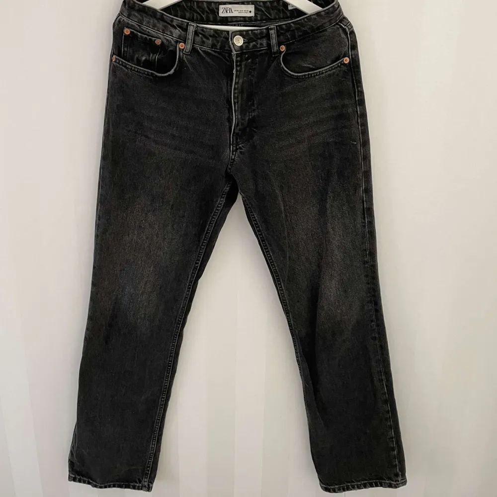 Säljer dessa jeans från zara åt en kompis!💘. Jeans & Byxor.