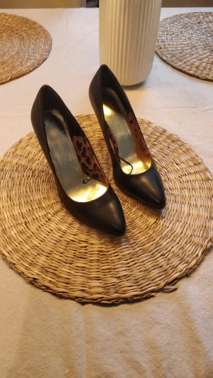 Svarta klackar  - Svarta klackskor från HM i storlek 36, små i storlek. Använd men fint skick med små skav enligt bild.   Köpare står för frakt.