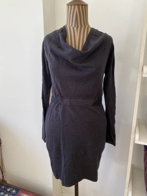 Fin stickad klänning - Fantastiskt smickrande stickad klänning. Superfin och skön! 