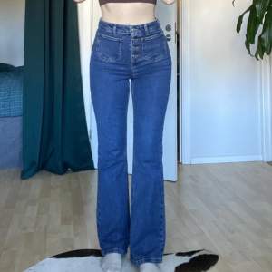 Superfina jeans som jag fick hem några dagar efter de släpptes. De sålde slut otroligt snabbt på hemsidan (finns i lager igen dock). Jag säljer pga har väldigt många liknande jeans hemma. Jag är 170cm lång för referens.