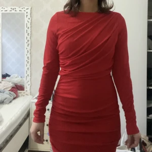 Röd klänning - jättevacker röd bodycon klänning med dragkedja där bak. Den är i nyskick!