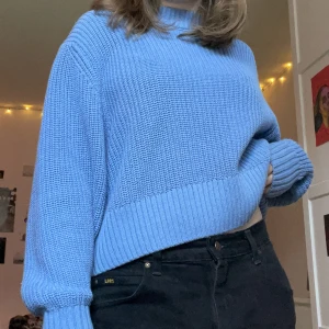 Blå stickad tröja  - Mysig stickad tröja från Monki som tyvärr inte kommer till användning längre 💞 Kan mötas i Stockholm eller så står köparen för frakt! 