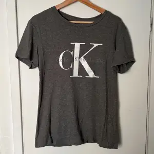 Grå Calvin Klein t-shirt, inga större tecken på använding. Strl M