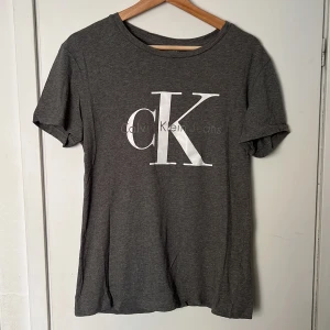 Calvin Klein T-shirt - Grå Calvin Klein t-shirt, inga större tecken på använding. Strl M