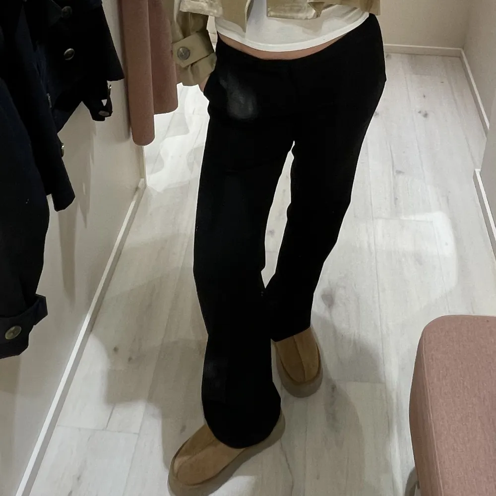 Säljer dessa low waist kostymbyxor i svart från zara då jag köpte dubbletter. Storlek L men sitter perfekt oversize på mig som normalt har S/M!! De paret jag säljer är exakt samma, men oanvänt med prislapp kvar. Slutsålda på hemsidan.🥰FRAKT INGÅR.. Jeans & Byxor.