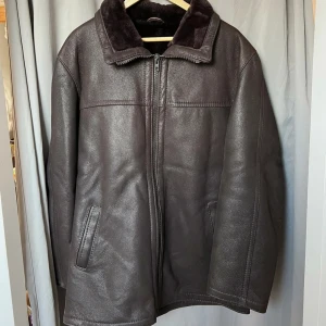 Läderjacka - XL, oversized, läderjacka köpt second hand. I bra kondition, bara använt två gånger. Fejk läder.