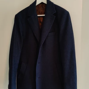 Rock - Small, mycket bra skick, marinblå. Kostade 4000kr.