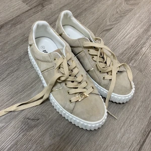 Philip Hog skor - Säljer dessa supersnygga Philip Hog skor som är perfekta nu till våren! De är i superbra skick och har bara används ett fåtal gånger. Köpta för 1100kr 💞 Säljer även ett par i turkos färg! 