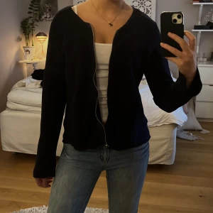 Marin blå stickad kofta - Marin blå kofta med dragkedja. Köpt second hand men är i bra skick dock har jag klippt borthandtaget på dragkedjan för de blev snyggare💫