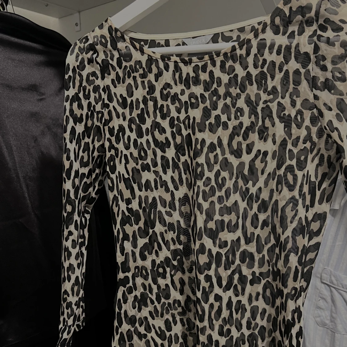 Leopard topp i mesh 