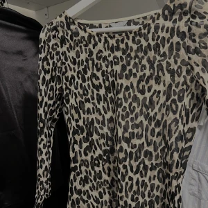 Leopard topp i mesh  - Använd fåtal gånger.