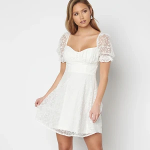 Studentklänning - Säljer denna superfina studentklänningen då den tyvärr inte passar mig. Aldrig använd :) Klänningen är helt slutsåld på hemsidan, och väntas inte komma tillbaka i lager. (bilderna är tagna från hemsidan)