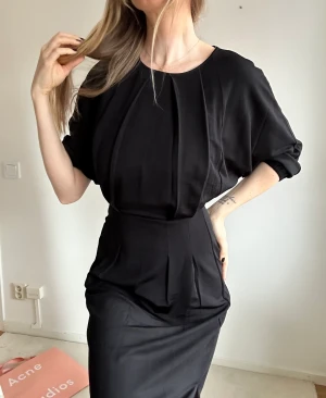 Dagmar klänning - Klassisk svart klänning från house of Dagmar i fantastiskt material och passform. Feminin och smickrande, helt oanvänd med lapparna kvar.   Nypris: runt 3500.  Mitt pris: 1200 ex frakt