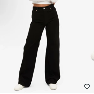Jeans - Säljer dessa jeans från Monki i modellen yoko i storlek 26, de är uppsydda så de är lagom långa för mig som är 163 cm, köparen står för frakt. De är använda ett fåtal gånger så de är i ett fint skick.