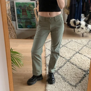 vans byxor - chinos / byxor från Vans!! fin militär grön färg och riktiga fickor! dock är där ett igensytt hål på ena knäet som har sytts ihop  med lapp på insidan (se sista bilden), men det är inte alls tydligt när dem är på!
