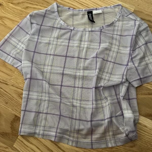 T-shirt  - Hej jag säljer en genomskinlig lila magtröja används få gånger så kommer i bra skick!