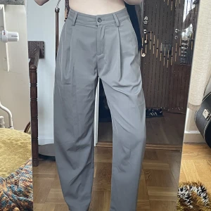 Kostymbyxor - Gråa kostymbyxor med perfekt passform! Väldigt bra skick då jag bara använt dem ett par gånger.