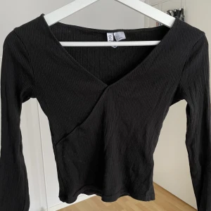 Långärmad topp - Snygg långärmad topp med detalj. Storlek S och i bra skick!!💖☺️