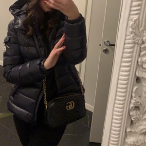 Moncler Bady - Säljer min fina Moncler jacka i modellen Bady för 4500 kr, pris kan dock diskuteras vid snabbaffär. Jackan är i nyskick, knappt använd.  Strl 1, motsvaranden en XS/S 💙