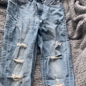 Slitna jeans  - Jeans från H&m 