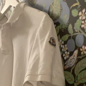 Moncler pike - As fet moncler piké. Storleken är XL men jag skulle säga att den mer passar som en M/L. Skriv privat för bilder med hur passformen är. 10/10 skick som ny