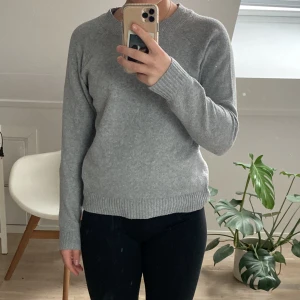 Stickad tröja - Grå stickad tröja från vero Moda. Är i jätte bra skick då jag har inte använt den så mycket❤️