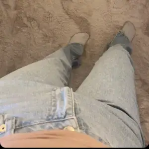 Jeans med slits passar perfekt på någon som är 165+ lång. Helt nya och säljer för dom är lite för långa på mig . Sitter annars jättefint och jättebra på kroppen🥹😍 skriv om fler bilder önskas köpa för 400! #jeans #ny #zara #trendigt #billigt