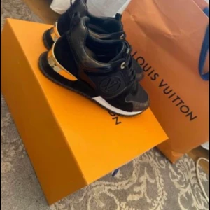 Louis vuitton sneakers  - Äkta fina LV sneakers som passar en 37/38! Låda kvitto samt dustbag medföljer