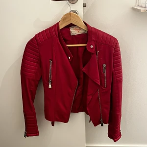 Skinnjacka  - Säljer min jätte snygga röda skinnjacka i storlek 36/S har aldrig kommit till användning Tyvär, tror jag köpte den för ca 700-1000 säljer för 150+ frakt ❤️