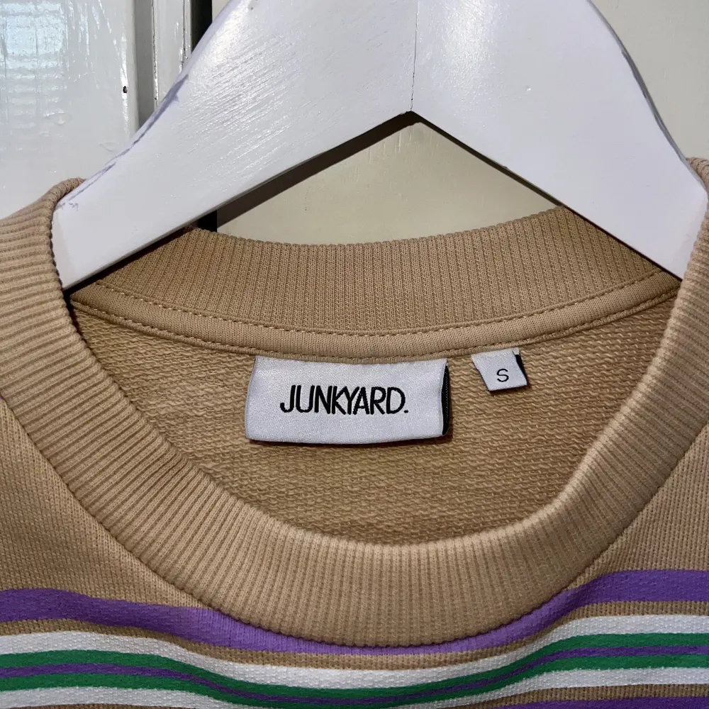 Jag säljer min Junkyard multiverse tröja i nyskick pga den  aldrig kommer till användning!💛. Tröjor & Koftor.