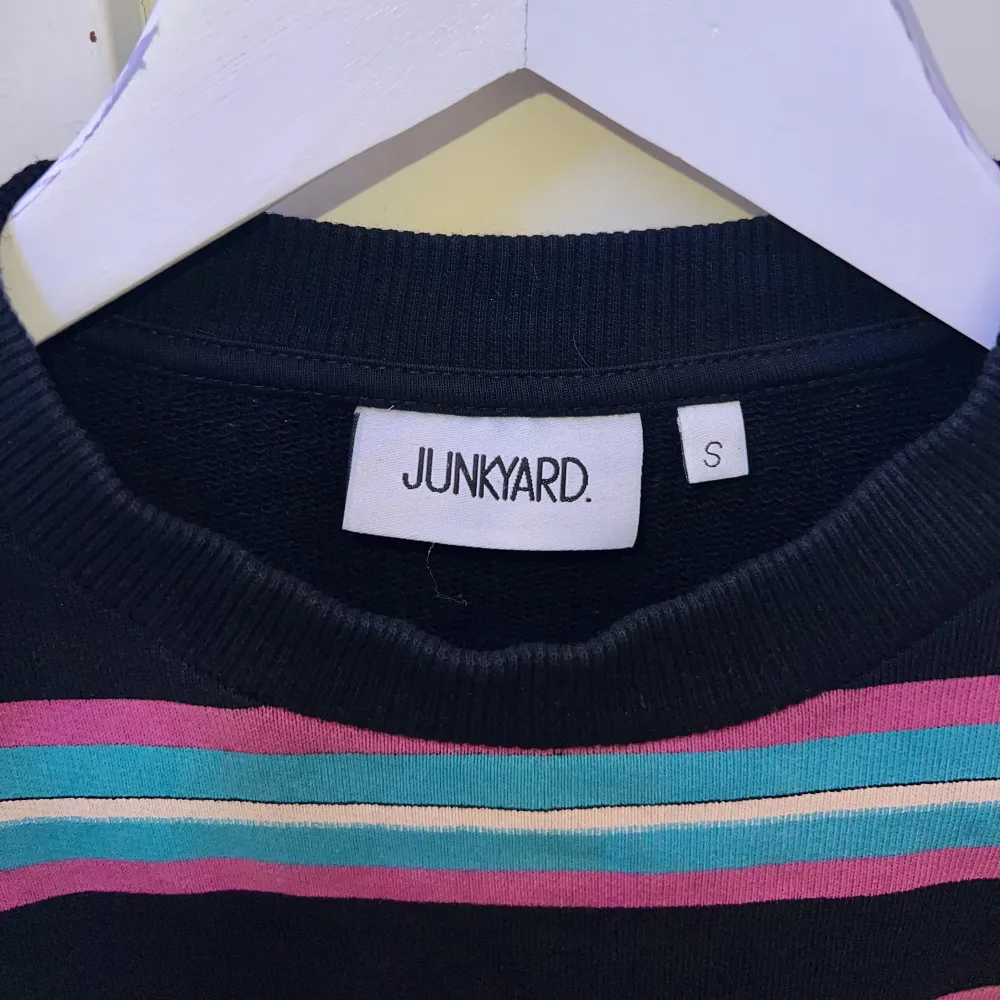 Jag säljer min Junkyard multiverse tröja i nyskick pga den  aldrig kommer till användning!💜. Tröjor & Koftor.