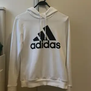 Adidas hoodie i bra skick.