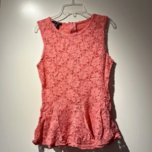 Spetstopp/linne - Spetstopp/spetslinne med Dragkedjedetalj bak.  Stretchig.