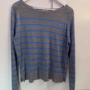 Zara tröja  - Säljer denna trendiga zara tröja, då den inte kommer till användning längre. Den är i strl m men passar också som s.💖 Skriv för frågor/fler bilder🤍