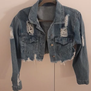 Kort jeans jacka med hål - Gullig kort jeans jacka med hål, aldrig använd