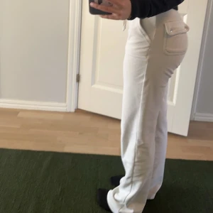 Juciy couture vita - Vita juciy couture i stl xs Lite missfärgat nere vid hälen men inget som man tänker på💗