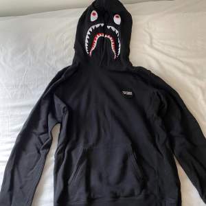 Bape shark hoodie, köpt på bape butik i Tokyo, Japan och därav 100 % äkta. Den är knappt använd och endast tvättad 1 gång, därav helt nyskick. Påsen på bilden är det enda OG jag har kvar. Den är i storlek XS, i japanese sizing. 