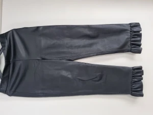 Fejk skinnbyxor från Zara - Superfina fejk skinnbyxor från Zara i storlek XS. Fina volanger i benslut. Sparsamt använda så i mkt fint skick.  Skickas spårbart.  Rökfritt hem men har hund. 