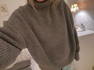 Tjocktröja - Snygg tröja från HM!  Storlek XL men liten i storleken.