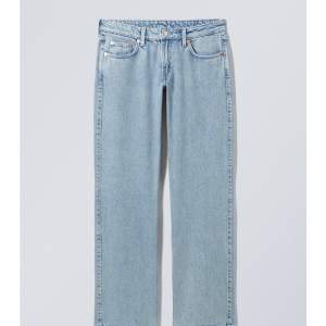 Jag säljer nu mina weekday arrow low waist jeans då de har blivit för små för mig, använda runt 5 gånger utan några som helst defekter!💕💕