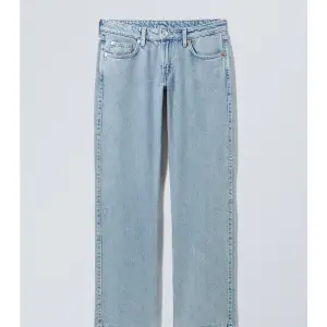 Jag säljer nu mina weekday arrow low waist jeans då de har blivit för små för mig, använda runt 5 gånger utan några som helst defekter!💕💕