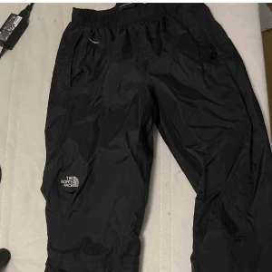 The North Face byxor - Hejsan, säljer nu dessa jätte fina TNF byxor använda 2 gånger, endast 400, strl S men passar även M