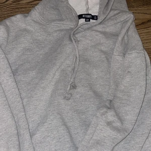 Hoodie - En vanlig grå hoodie som är bäst i till oanvänd  Pris går att diskutera 