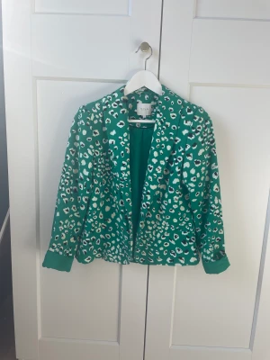 Grön kavaj - Säljer denna jättefina gröna kavaj då den inte längre kommer till användning! Bra och fint skick🥰