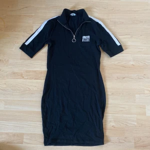 Klänning - Svart klänning från Newyorker, super fin knappt använd😊