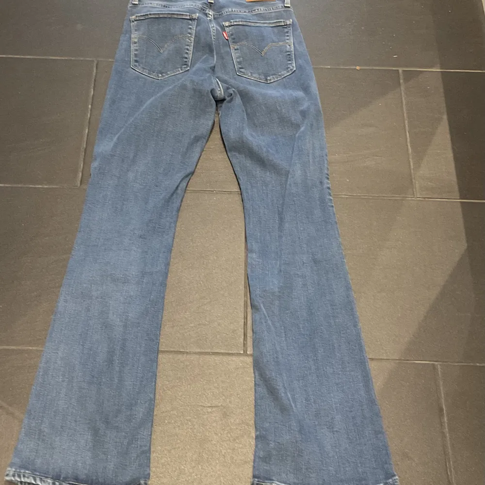 Storlek 26 i midja och 31 i längd. Passar S/M. Jeans & Byxor.