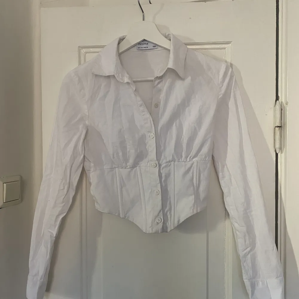 En fin vit korsett skjorta i storlek S. Använd fåtal gånger!. Skjortor.
