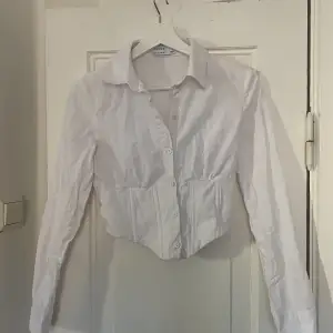 En fin vit korsett skjorta i storlek S. Använd fåtal gånger!