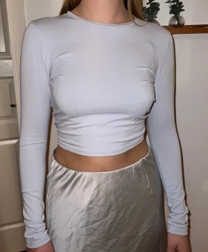 Ljusblå tröja - En ljusblå långärmad tröja från Gina Tricot i strl S (ska egentligen inte ha bh under så ha det i åtanke när ni ser bilden)